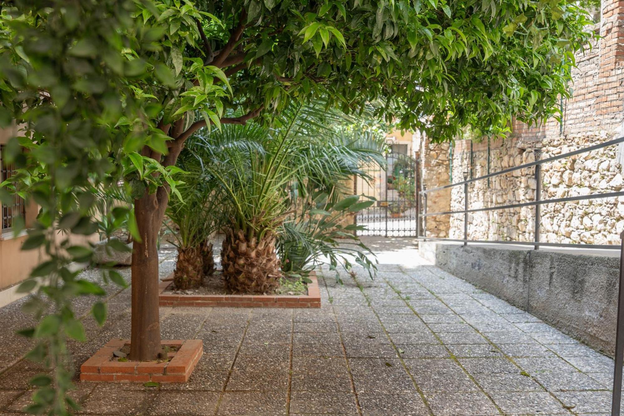 Отель Light Garden Таормина Экстерьер фото